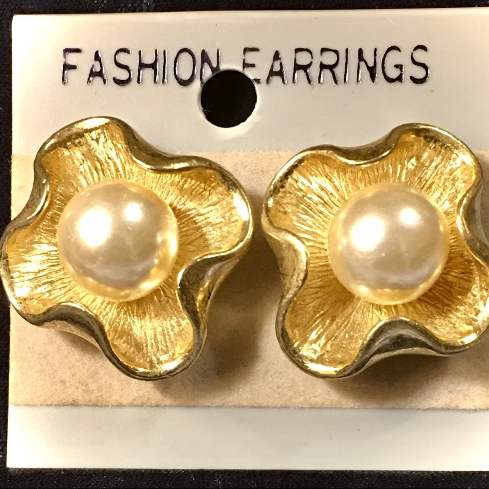 VINTAGE FASHION PEARL GOLD TONE CLIP EARRINGS New!